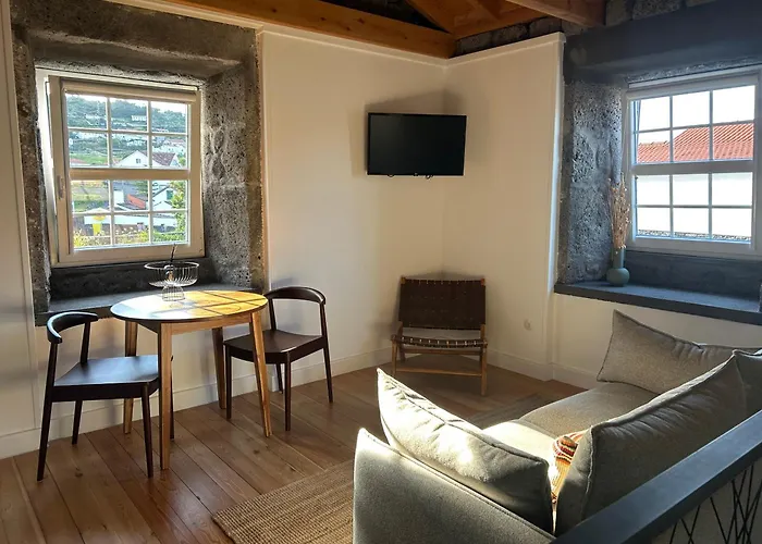 Ca Por Casa Pico-azevinho *