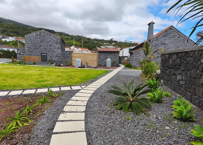 Cá Por Casa Pico-azevinho *